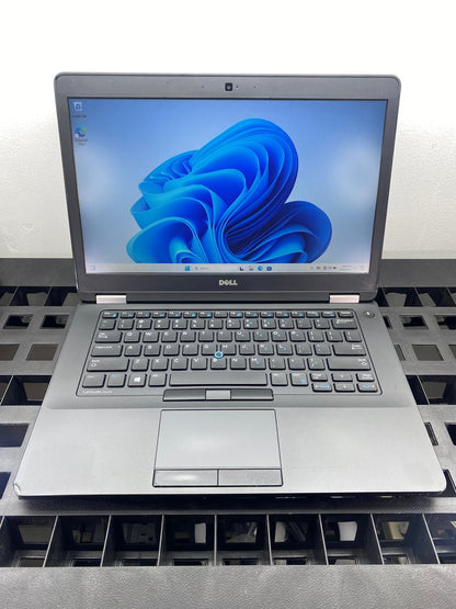 Laptop Dell Latitude E5470 Core i5-6300U 14" 1366x768 Windows 11 Pro 128GB NVMe SSD 16GB RAM DDR4 c/ Bluetooth, Teclado Retroiluminado, Cargador y Batería 79%