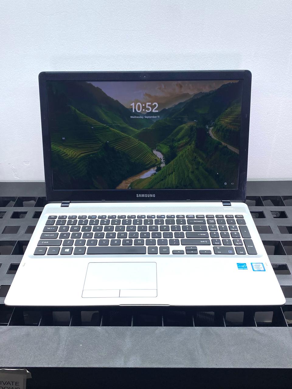 Laptop Samsung NP500R5L 15.6" Core i7-6500U 8GB RAM 256GB M.2 SSD WINDOWS 11 HOME c/cargador