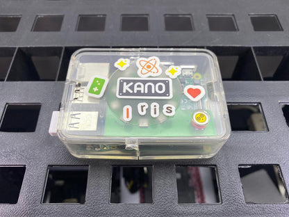 Kano Mini PC Con Cargador, Teclado Inalámbrico, Tarjeta Micro SD de 8GB, Wi-Fi Integrado Y Cable HDMI Incluido