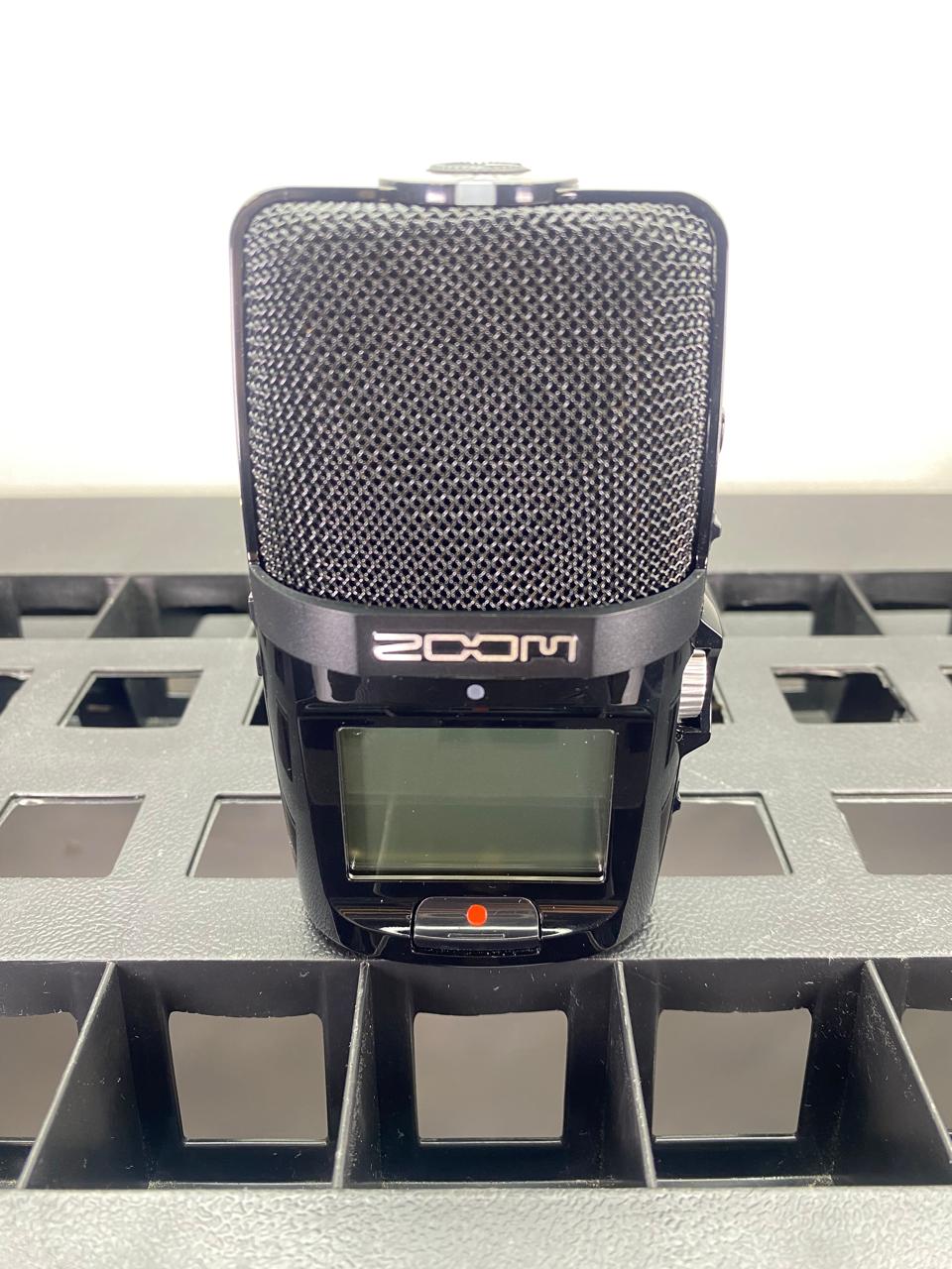 Grabadora Portátil Zoom H2n c/ Puertos Line In/Out, Mic Gain, Tarjeta 2GB, Estuche y Cable USB