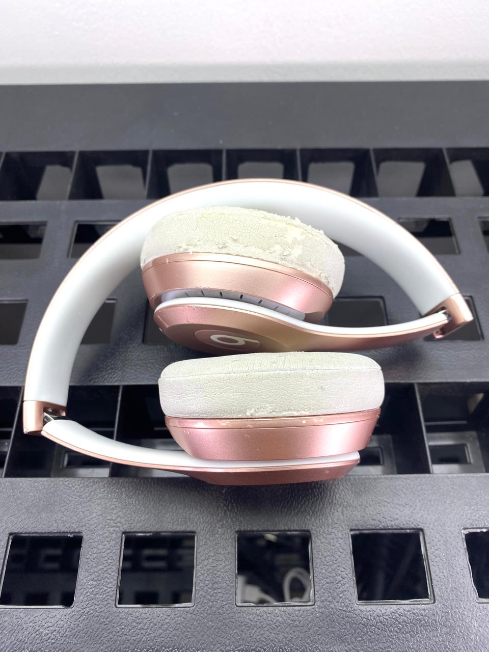 Audífonos Beats by Dr. Dre Solo Wireless Rose Gold con Desgaste en Almohadillas c/ Estuche