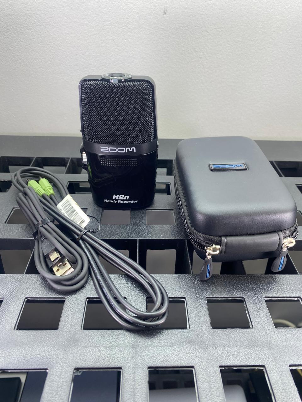 Grabadora Portátil Zoom H2n c/ Puertos Line In/Out, Mic Gain, Tarjeta 2GB, Estuche y Cable USB