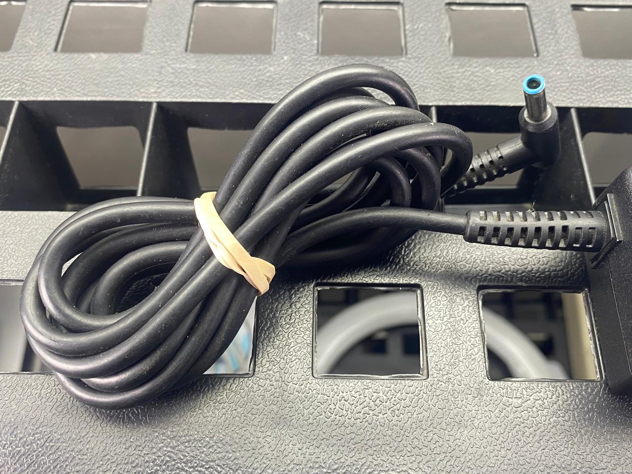 Cargador HP 65W Punta Azul para Laptop c/ Cable de Corriente