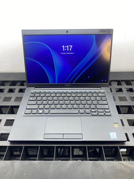 Laptop Dell Latitude 7390 13.3" Core i5-8250U 16GB RAM 256GB M.2 SSD WINDOWS 11 PRO c/cargador