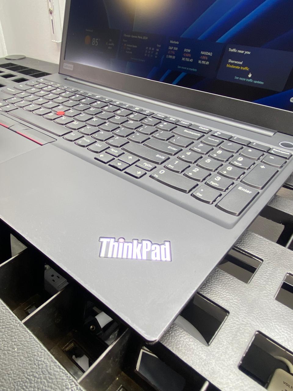 Laptop Lenovo ThinkPad E15 15.6" Core i5-10210U 16GB RAM 512GB M.2 SSD + 1TB HDD WINDOWS 11 PRO c/cargador