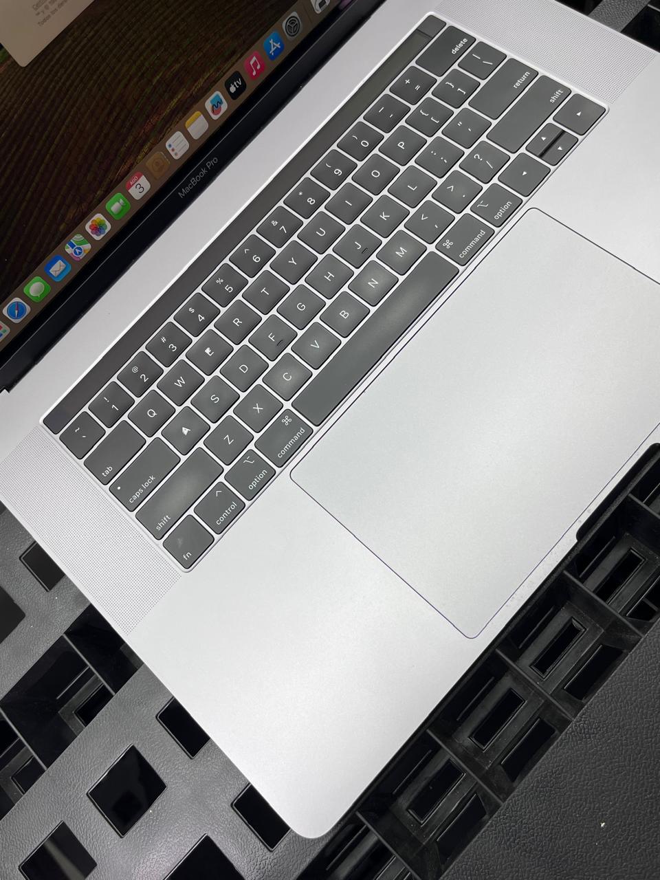 Laptop Apple MacBook Pro 2019 16" Core i9-9980HK 32GB RAM 512GB SSD macOS Sonoma c/cargador